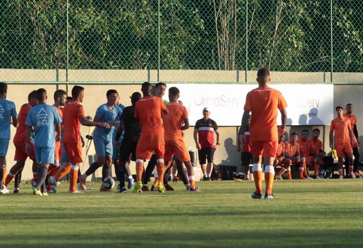 Em dia festivo e com a presena de torcedores, Santa Cruz inaugura primeiro campo do seu CT