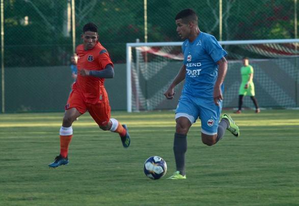 Em dia festivo e com a presença de torcedores, Santa Cruz inaugura primeiro campo do seu CT