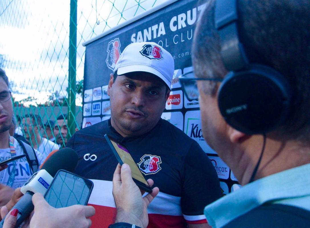 Em dia festivo e com a presena de torcedores, Santa Cruz inaugura primeiro campo do seu CT