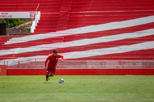 Em treino realizado nos Aflitos, técnico Márcio Goiano priorizou o setor ofensivo timbu e definiu os titulares para amistoso