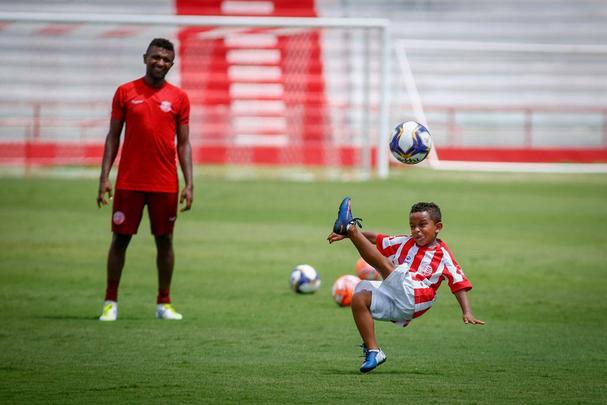 Em treino realizado nos Aflitos, técnico Márcio Goiano priorizou o setor ofensivo timbu e definiu os titulares para amistoso