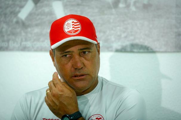 Em treino realizado nos Aflitos, técnico Márcio Goiano priorizou o setor ofensivo timbu e definiu os titulares para amistoso
