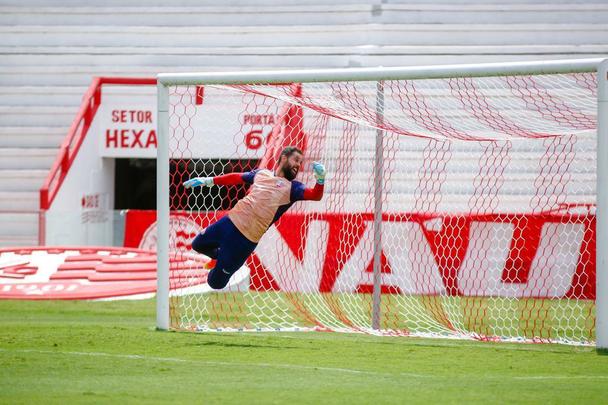 Em treino realizado nos Aflitos, técnico Márcio Goiano priorizou o setor ofensivo timbu e definiu os titulares para amistoso