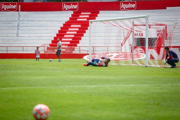 Em treino realizado nos Aflitos, técnico Márcio Goiano priorizou o setor ofensivo timbu e definiu os titulares para amistoso