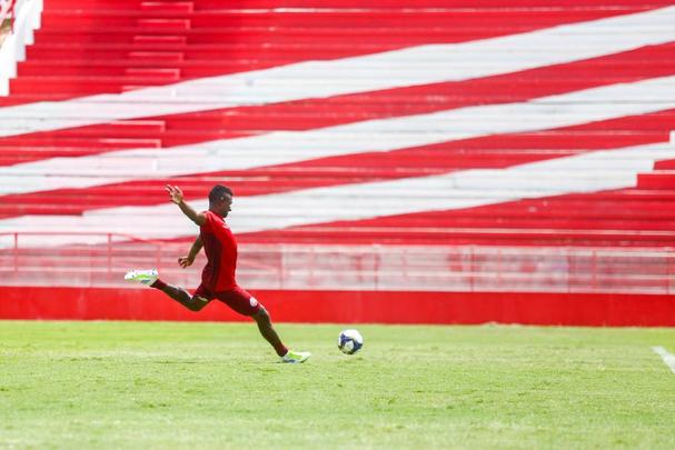 Em treino realizado nos Aflitos, técnico Márcio Goiano priorizou o setor ofensivo timbu e definiu os titulares para amistoso