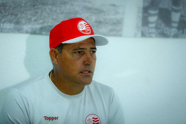 Em treino realizado nos Aflitos, técnico Márcio Goiano priorizou o setor ofensivo timbu e definiu os titulares para amistoso