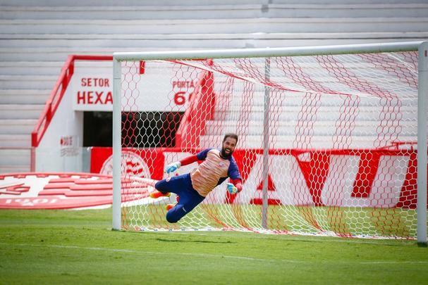 Em treino realizado nos Aflitos, técnico Márcio Goiano priorizou o setor ofensivo timbu e definiu os titulares para amistoso