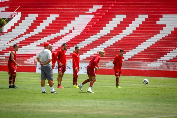 Em treino realizado nos Aflitos, técnico Márcio Goiano priorizou o setor ofensivo timbu e definiu os titulares para amistoso