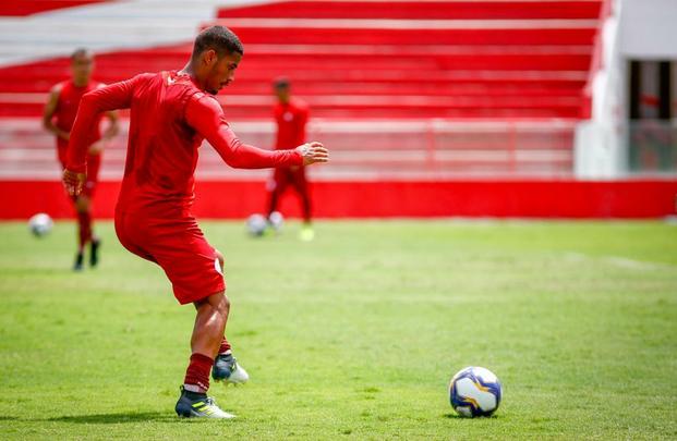 Em treino realizado nos Aflitos, técnico Márcio Goiano priorizou o setor ofensivo timbu e definiu os titulares para amistoso