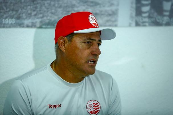 Em treino realizado nos Aflitos, técnico Márcio Goiano priorizou o setor ofensivo timbu e definiu os titulares para amistoso