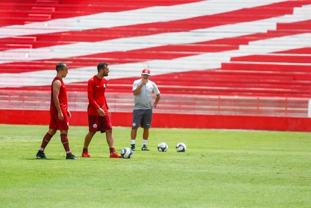 Em treino realizado nos Aflitos, técnico Márcio Goiano priorizou o setor ofensivo timbu e definiu os titulares para amistoso