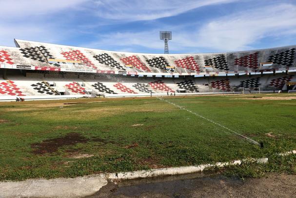 A data de entrega da reforma - que ainda no est definitivamente concluda - acontecer no dia em que o Santa Cruz vai estrear no Campeonato Pernambucano, contra o Amrica 