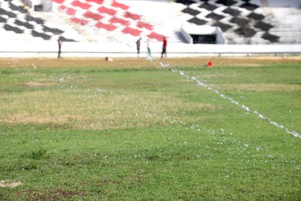 A data de entrega da reforma - que ainda no est definitivamente concluda - acontecer no dia em que o Santa Cruz vai estrear no Campeonato Pernambucano, contra o Amrica 