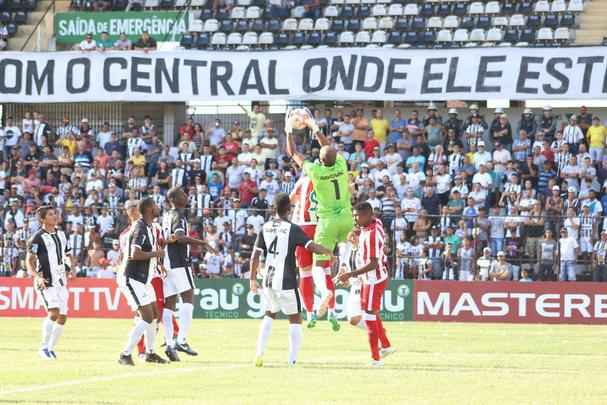 Com gol de empate do Nutico anotado pelo atacante Matheus Carvalho, equipe, entretanto, no conseguiu reagir  
