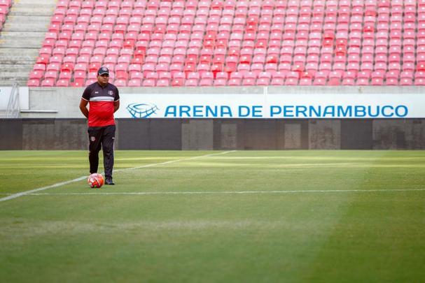 Tcnico Leston Jnior tem dvidas para a escalao do Tricolor para partida diante do Bahia, na Arena de Pernambuco, pelo Nordesto