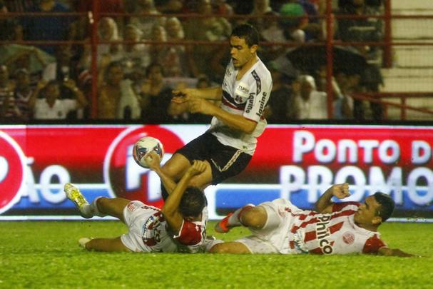 Na ocasio, o Nutico venceu por 2 a 1, mas foi o Santa Cruz que se classificou, por causa do gol fora de casa, para a final do Campeonato Pernambucano daquele ano. No primeiro jogo, o Santa havia ganho por 1 a 0.
