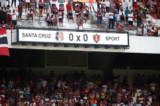 Santa Cruz e Sport disputam o primeiro Clássico das Multidões da temporada, na estreia do novo gramado do Arruda