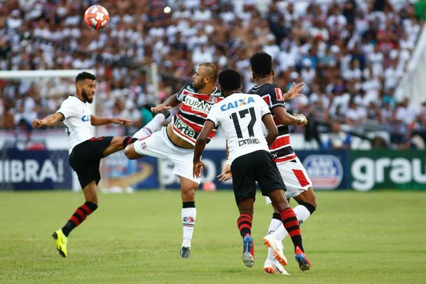Santa Cruz e Sport disputam o primeiro Clássico das Multidões da temporada, na estreia do novo gramado do Arruda