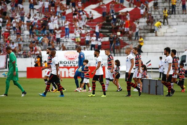 Santa Cruz e Sport disputam o primeiro Clássico das Multidões da temporada, na estreia do novo gramado do Arruda
