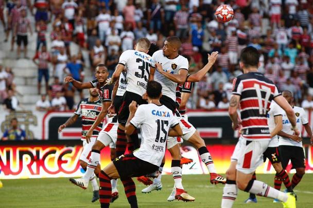 Santa Cruz e Sport disputam o primeiro Clássico das Multidões da temporada, na estreia do novo gramado do Arruda