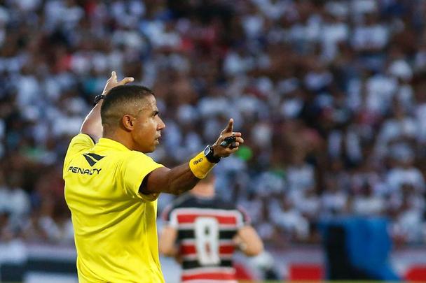 Santa Cruz e Sport disputam o primeiro Clássico das Multidões da temporada, na estreia do novo gramado do Arruda