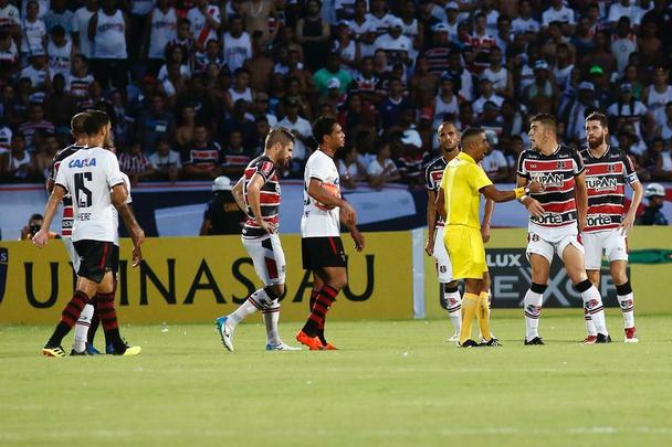 Santa Cruz e Sport disputam o primeiro Clássico das Multidões da temporada, na estreia do novo gramado do Arruda