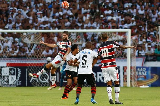 Santa Cruz e Sport disputam o primeiro Clássico das Multidões da temporada, na estreia do novo gramado do Arruda