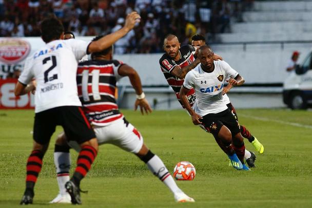 Santa Cruz e Sport disputam o primeiro Clássico das Multidões da temporada, na estreia do novo gramado do Arruda