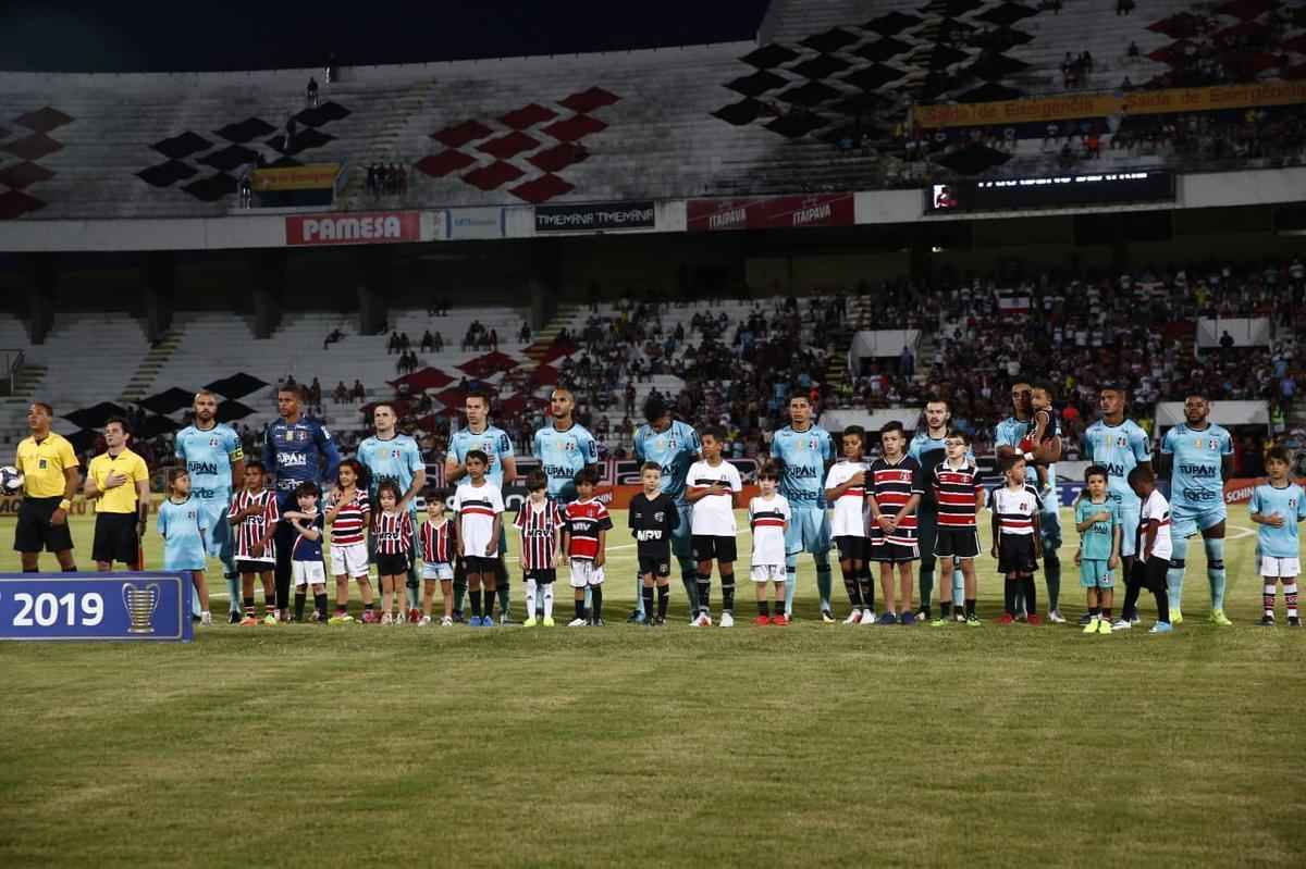 Fotos: Confira as imagens da partida entre Santa Cruz e CSA pela Copa do Nordeste