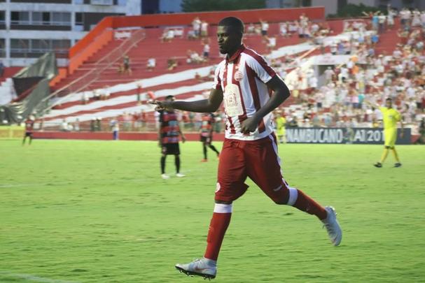 Rafael Ribeiro ganhou uma oportunidade no time titular neste ano e, s no  titular hoje por estar lesionado