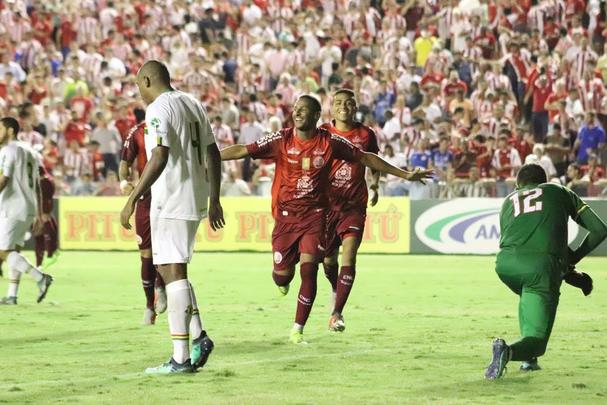 Robinho tambm se destacou em 2018, voltou de emprstimo do Gois e hoje  titular. , dos pratas da casa, que mais recebe sondagens de clubes brasileiros