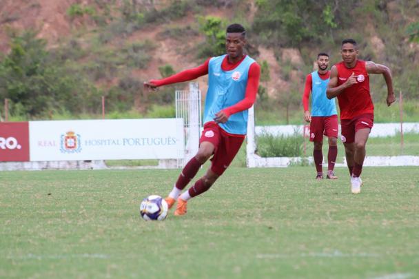 Waguinho atuou em apenas uma partida na temporada e é opção para Márcio Goiano no meio campo