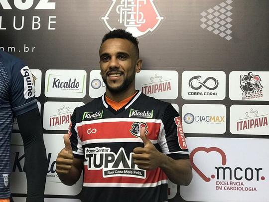 Executivo de futebol coral, Luciano Sorriso, apresentou o goleiro Renan Rinaldi, o zagueiro William Alves e o lateral esquerdo Carlos Renato