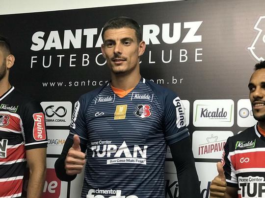 Executivo de futebol coral, Luciano Sorriso, apresentou o goleiro Renan Rinaldi, o zagueiro William Alves e o lateral esquerdo Carlos Renato