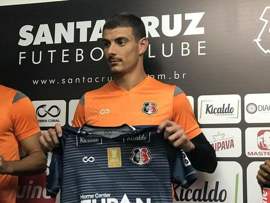 Executivo de futebol coral, Luciano Sorriso, apresentou o goleiro Renan Rinaldi, o zagueiro William Alves e o lateral esquerdo Carlos Renato