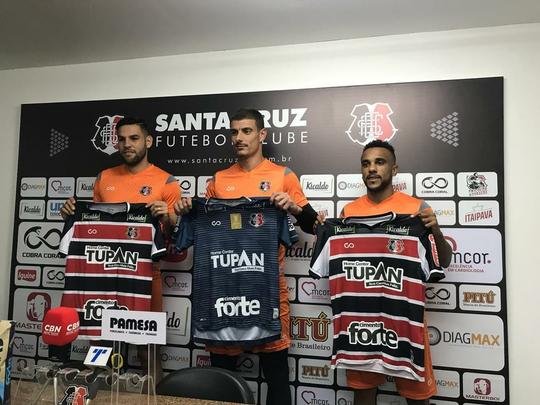 Executivo de futebol coral, Luciano Sorriso, apresentou o goleiro Renan Rinaldi, o zagueiro William Alves e o lateral esquerdo Carlos Renato