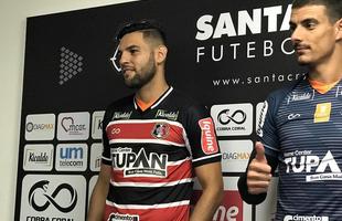 Executivo de futebol coral, Luciano Sorriso, apresentou o goleiro Renan Rinaldi, o zagueiro William Alves e o lateral esquerdo Carlos Renato