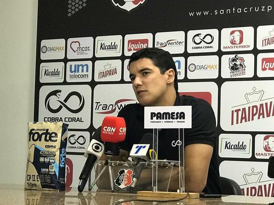 Executivo de futebol coral, Luciano Sorriso, apresentou o goleiro Renan Rinaldi, o zagueiro William Alves e o lateral esquerdo Carlos Renato