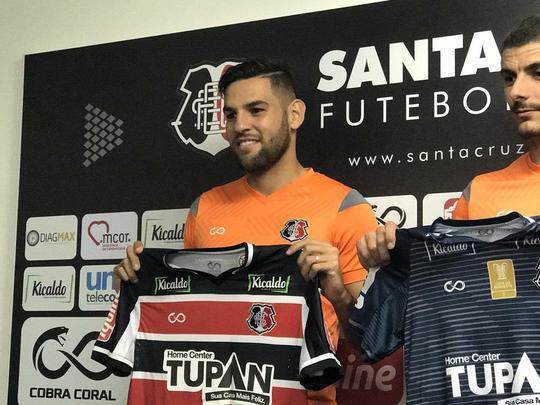 Executivo de futebol coral, Luciano Sorriso, apresentou o goleiro Renan Rinaldi, o zagueiro William Alves e o lateral esquerdo Carlos Renato