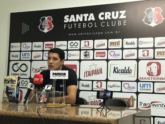 Executivo de futebol coral, Luciano Sorriso, apresentou o goleiro Renan Rinaldi, o zagueiro William Alves e o lateral esquerdo Carlos Renato