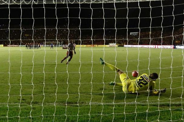 2019 - Sport 1 x 2 Nutico

Pouco mais de quatro meses aps ser rebaixado para a Segunda Diviso do Campeonato Brasileiro, o Sport encontraria o Nutico para a disputa de mais uma final de Estadual. E, no sufoco, a escrita continuou. Depois de vencer a primeira partida nos Aflitos, o Leo foi derrotado pelo Timbu em casa por 2 a 1. A deciso foi para os pnaltis e em noite inspirada de Mailson, que pegou as cobranas de Rafael Oliveira e Diego Silva, o Rubro-negro garantiu a 42 taa do Pernambucano. 

Time: Mailson; Norberto, Rafael Thyere, Adryelson e Sander; Ronaldo, Charles e Guilherme (Leandrinho); Ezequiel (Juninho), Luan (Elton) e Hernane. Tcnico: Guto Ferreira. 
