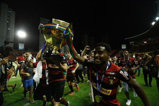 2019 - Sport 1 x 2 Nutico

Pouco mais de quatro meses aps ser rebaixado para a Segunda Diviso do Campeonato Brasileiro, o Sport encontraria o Nutico para a disputa de mais uma final de Estadual. E, no sufoco, a escrita continuou. Depois de vencer a primeira partida nos Aflitos, o Leo foi derrotado pelo Timbu em casa por 2 a 1. A deciso foi para os pnaltis e em noite inspirada de Mailson, que pegou as cobranas de Rafael Oliveira e Diego Silva, o Rubro-negro garantiu a 42 taa do Pernambucano. 

Time: Mailson; Norberto, Rafael Thyere, Adryelson e Sander; Ronaldo, Charles e Guilherme (Leandrinho); Ezequiel (Juninho), Luan (Elton) e Hernane. Tcnico: Guto Ferreira. 
