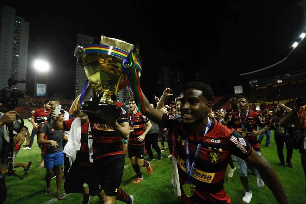 No tempo normal, Nutico venceu, de virada, por 2 a 1, mas nos pnaltis brilhou a estrela do goleiro Mailson, que pegou duas cobranas