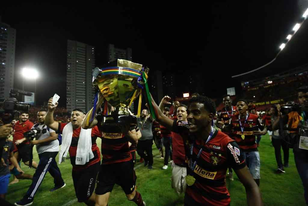 No tempo normal, Nutico venceu, de virada, por 2 a 1, mas nos pnaltis brilhou a estrela do goleiro Mailson, que pegou duas cobranas