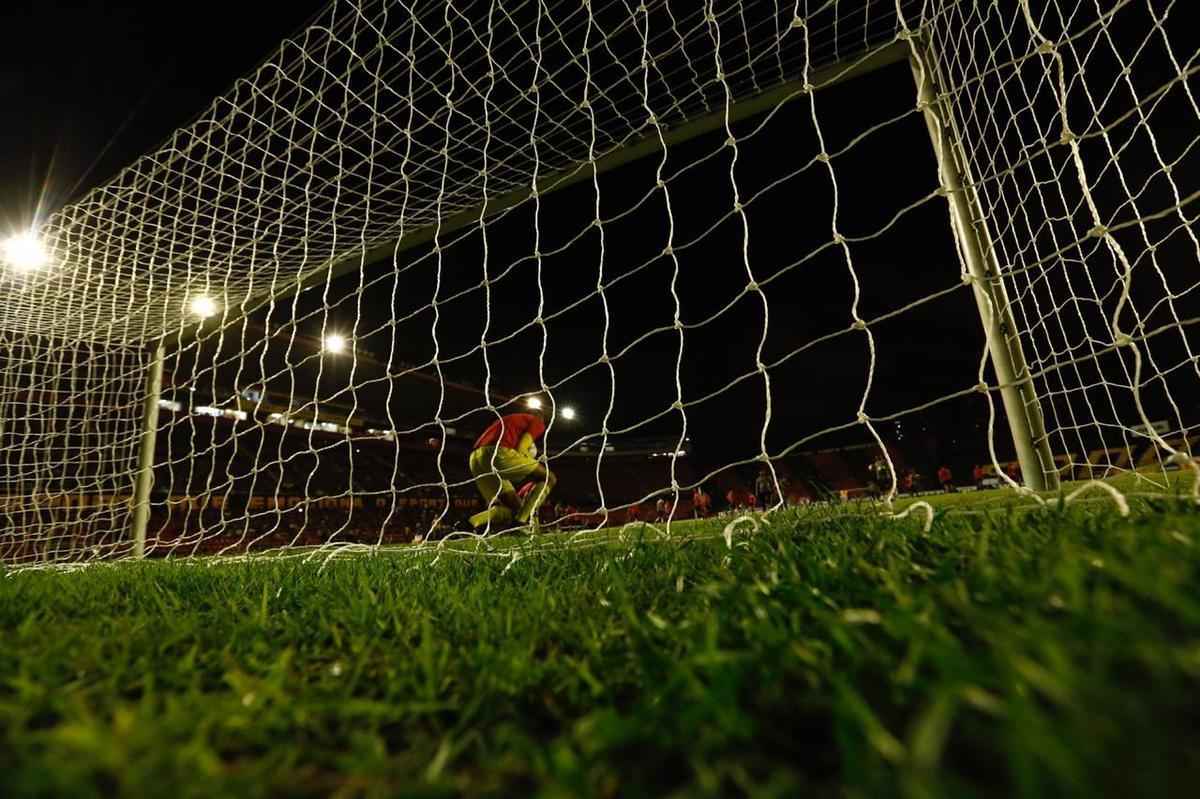 Com o empate no ltimo minuto da partida, Rubro-negro pernambucano saiu vaiado da Ilha do Retiro 