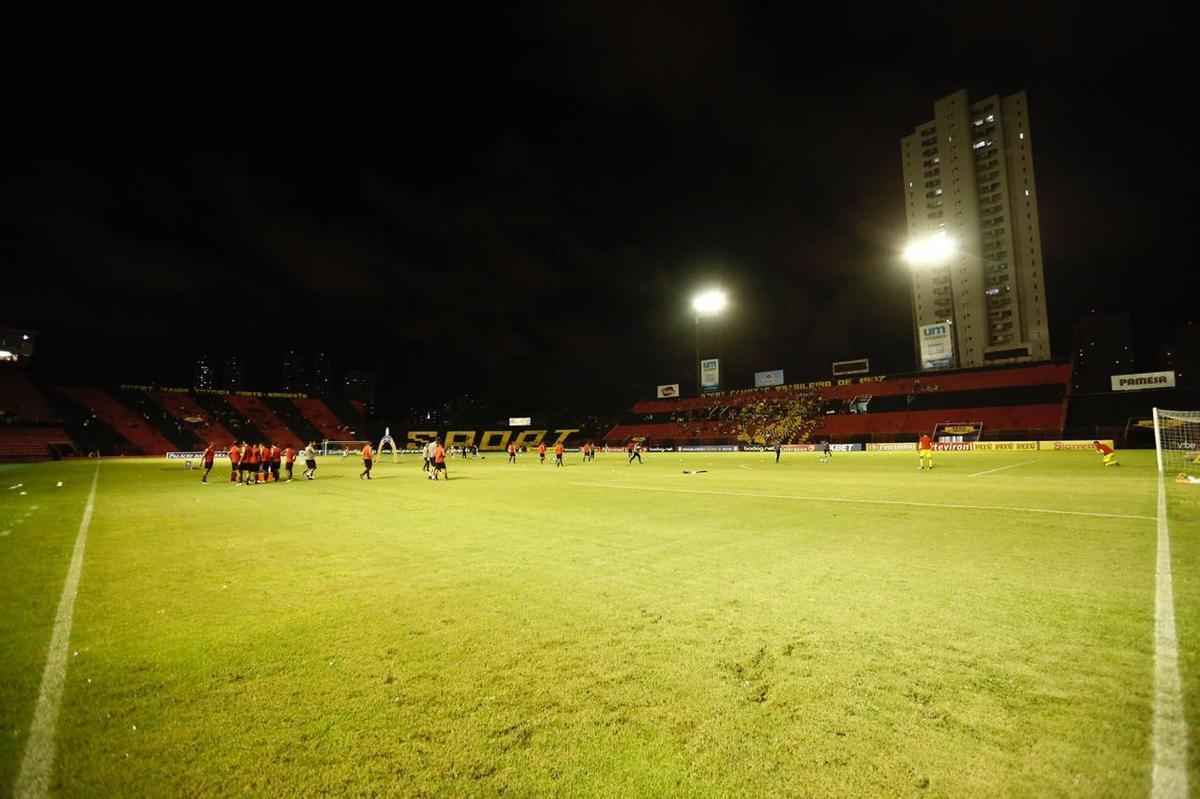 Com o empate no ltimo minuto da partida, Rubro-negro pernambucano saiu vaiado da Ilha do Retiro 