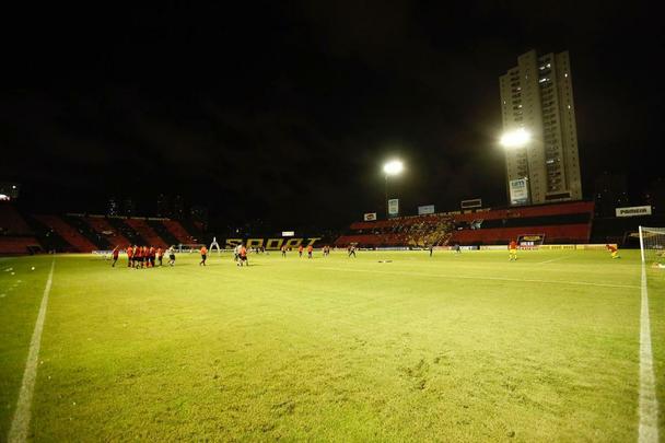 Com o empate no último minuto da partida, Rubro-negro pernambucano saiu vaiado da Ilha do Retiro