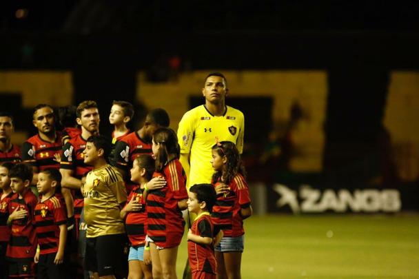 Com o empate no último minuto da partida, Rubro-negro pernambucano saiu vaiado da Ilha do Retiro