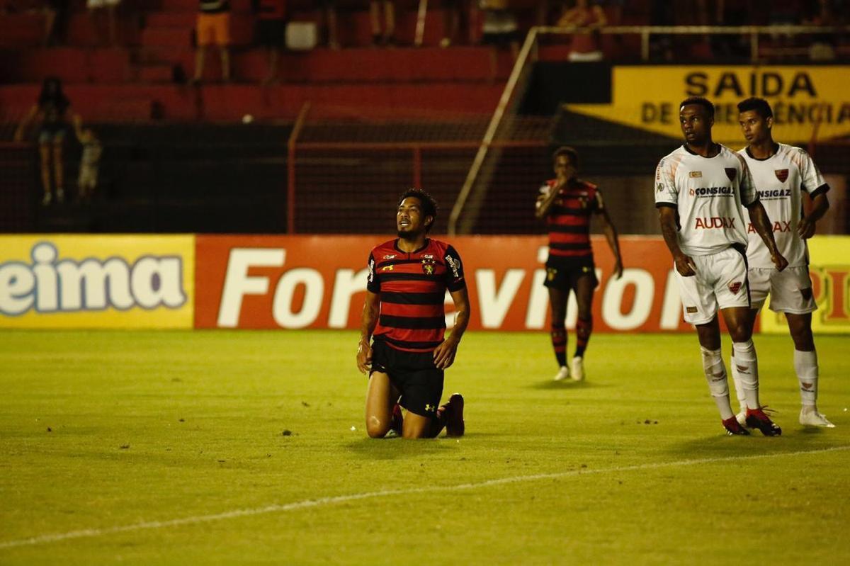 Com o empate no ltimo minuto da partida, Rubro-negro pernambucano saiu vaiado da Ilha do Retiro 