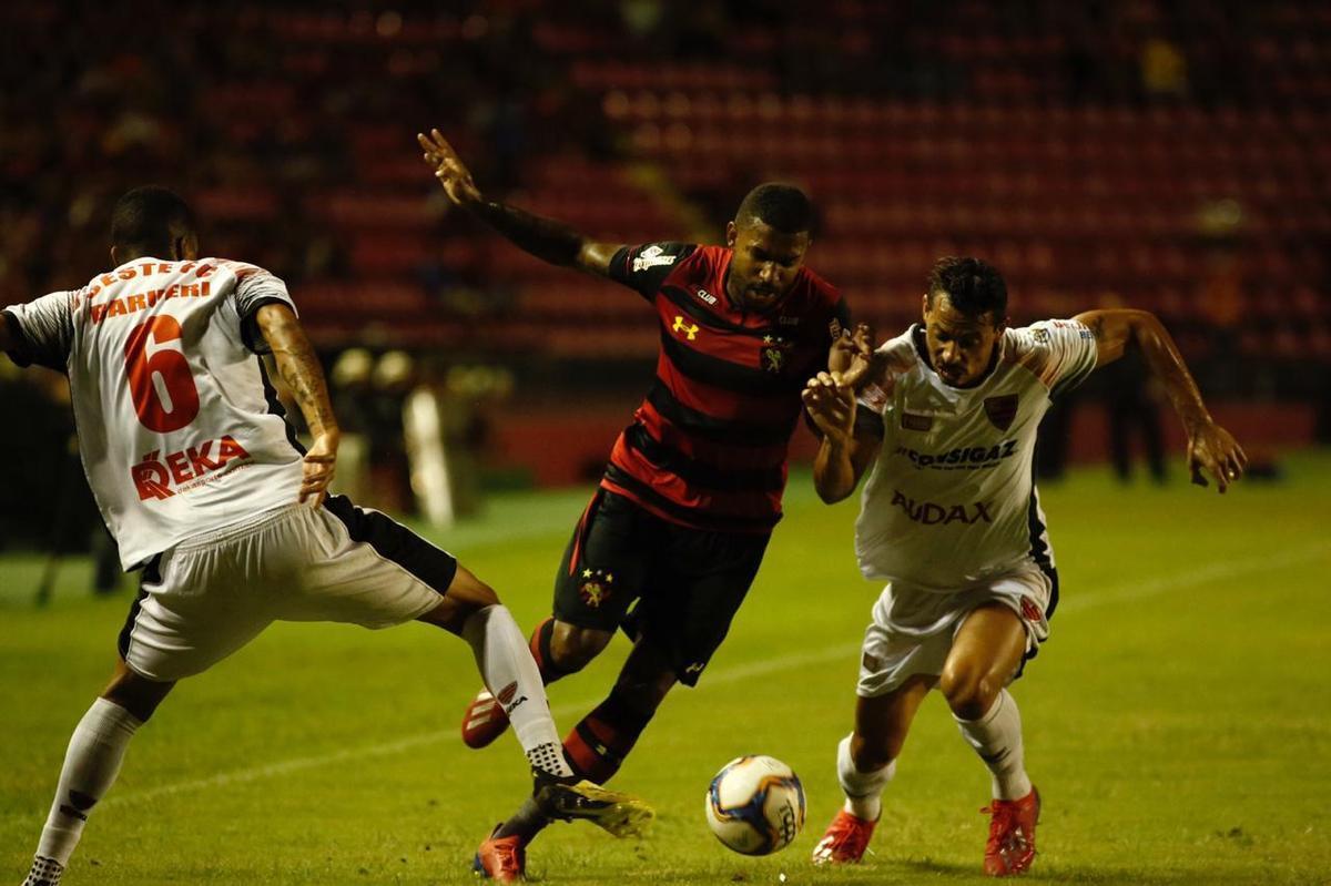 Com o empate no ltimo minuto da partida, Rubro-negro pernambucano saiu vaiado da Ilha do Retiro 